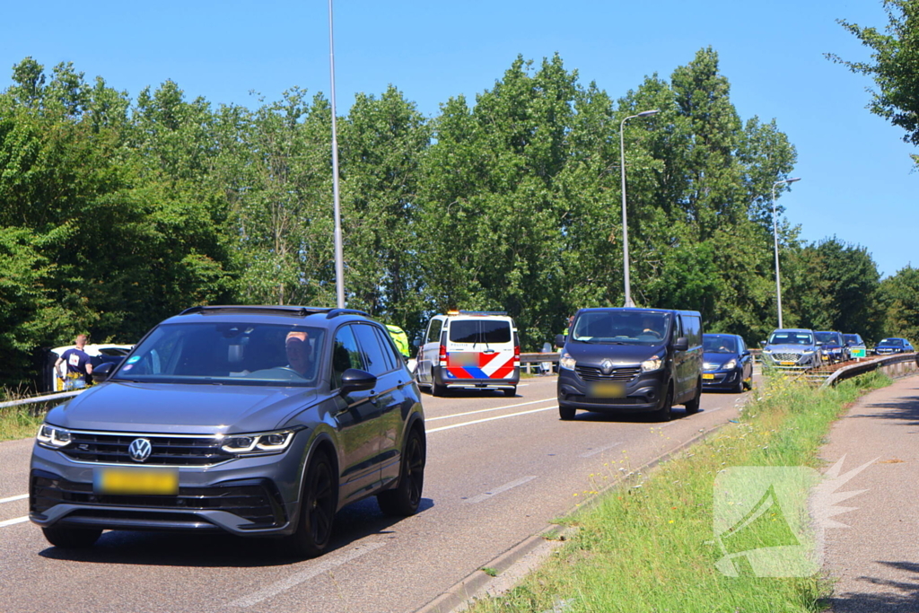 Voertuig belandt op zijkant op fietspad