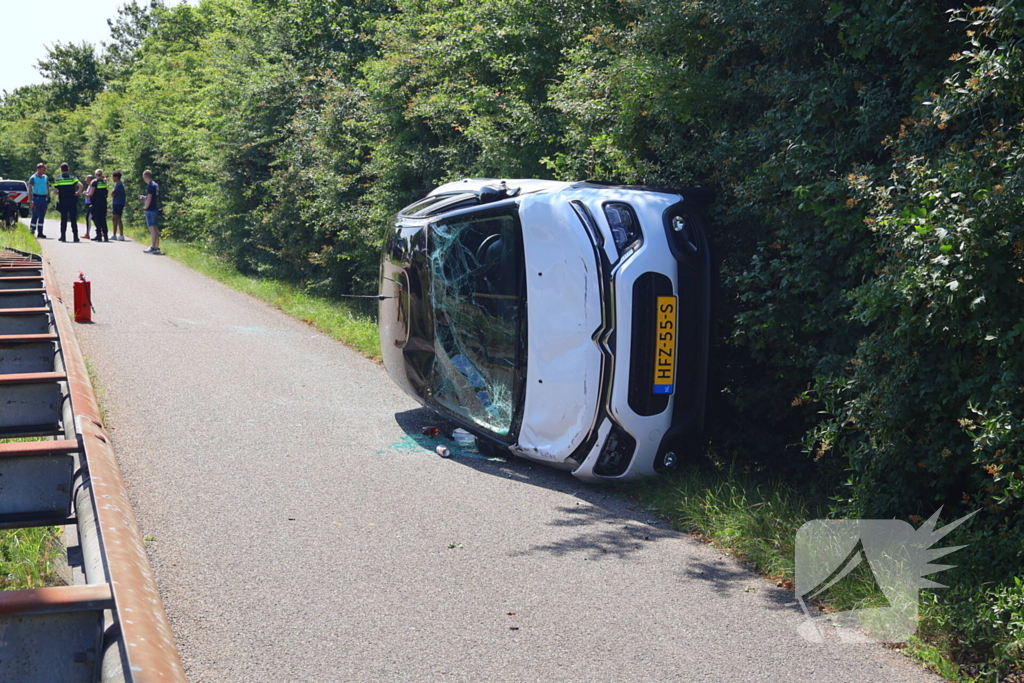 Voertuig belandt op zijkant op fietspad
