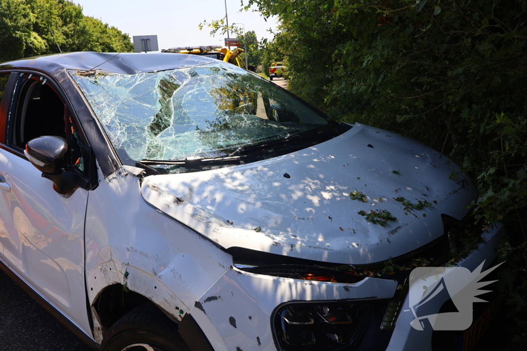 Voertuig belandt op zijkant op fietspad