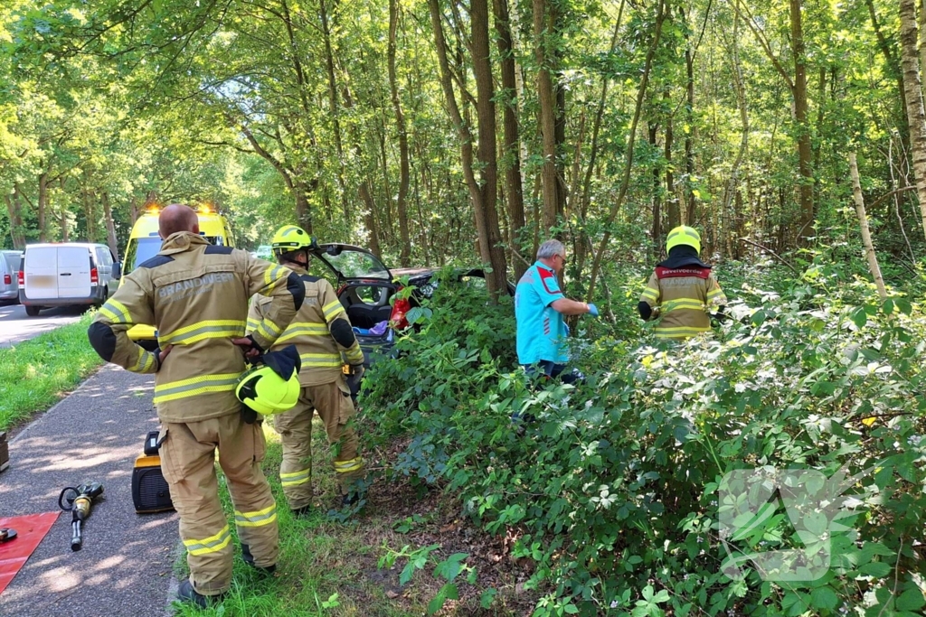 Auto belandt in bosschages