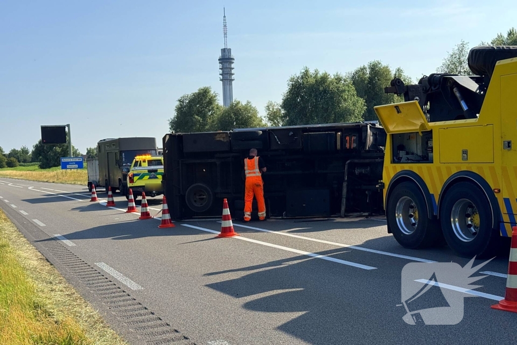Vrachtwagen kantelt na slip
