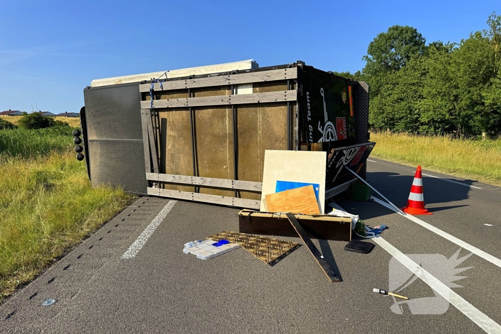 Vrachtwagen kantelt na slip