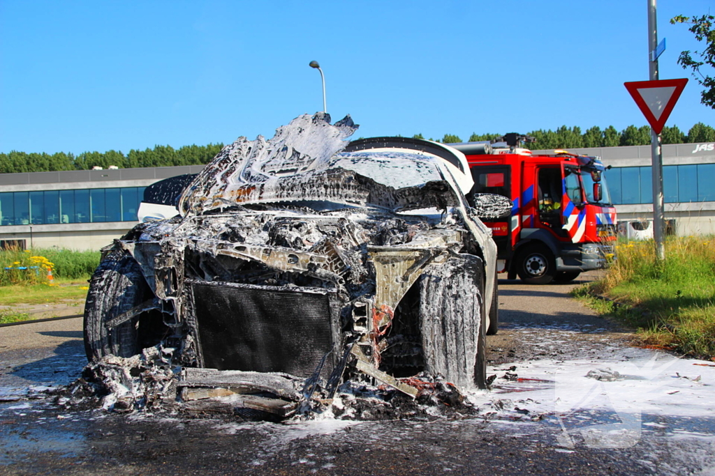 Auto verwoest door felle brand