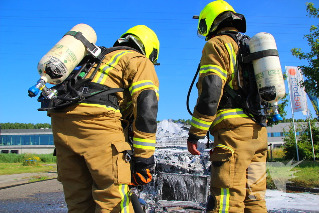 Auto verwoest door felle brand