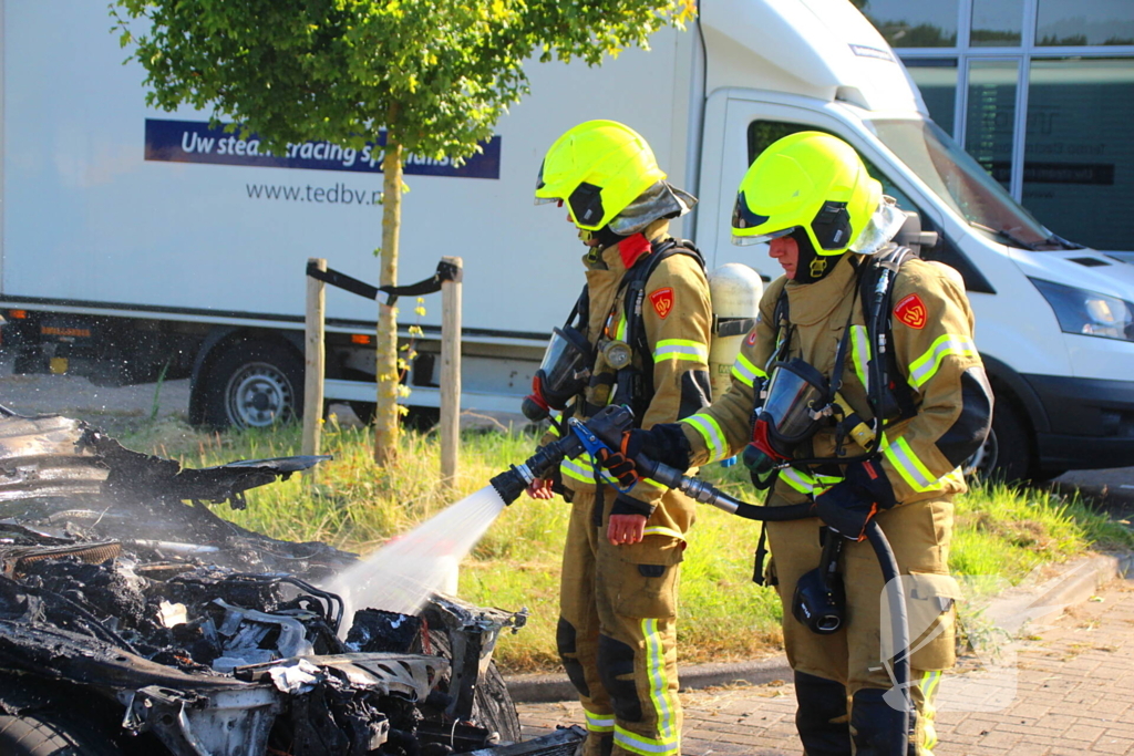 Auto verwoest door felle brand
