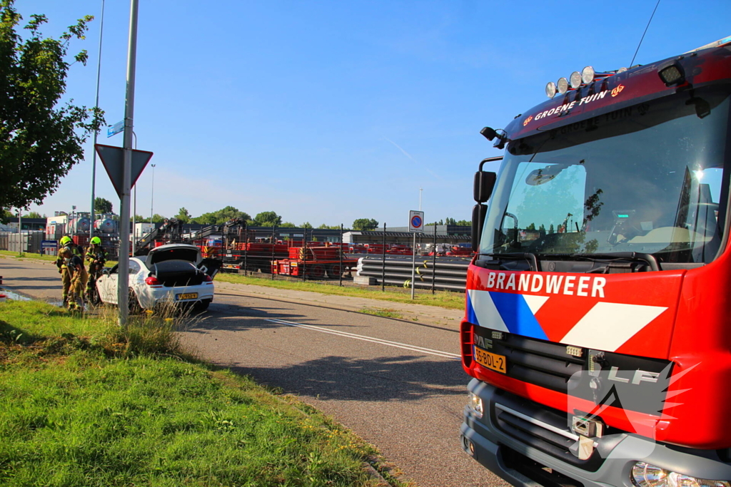 Auto verwoest door felle brand