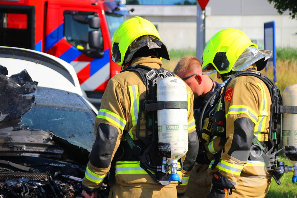 Auto verwoest door felle brand
