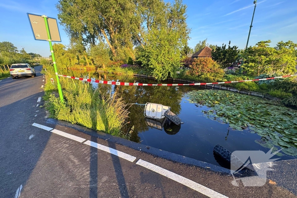 Voertuig belandt in water