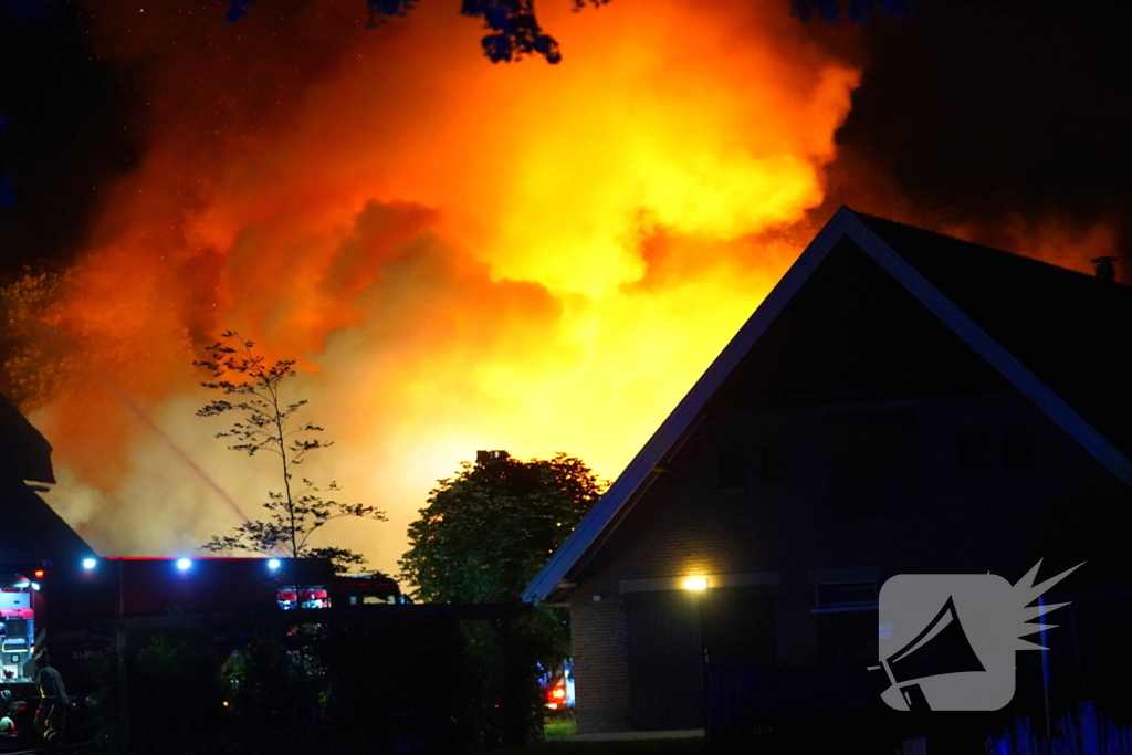 Uitslaande brand verwoest pand op terrein