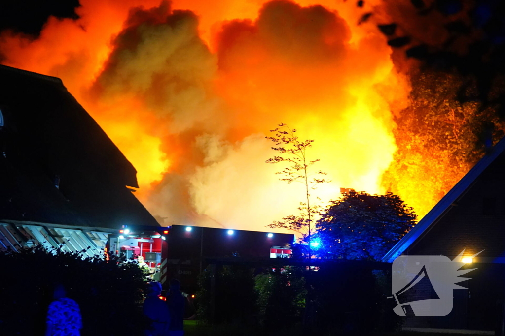 Uitslaande brand verwoest pand op terrein