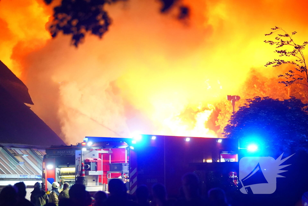 Uitslaande brand verwoest pand op terrein