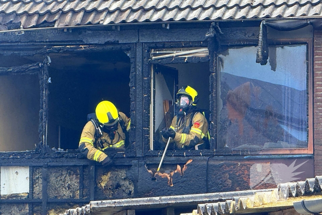Brand verwoest drie woningen en schuurtjes