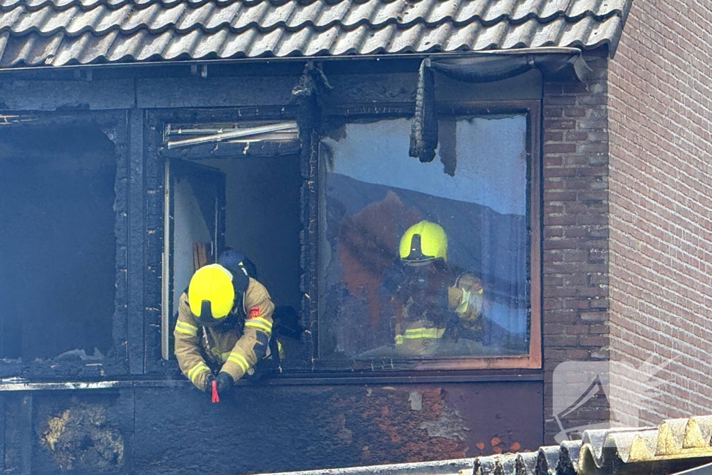 Brand verwoest drie woningen en schuurtjes