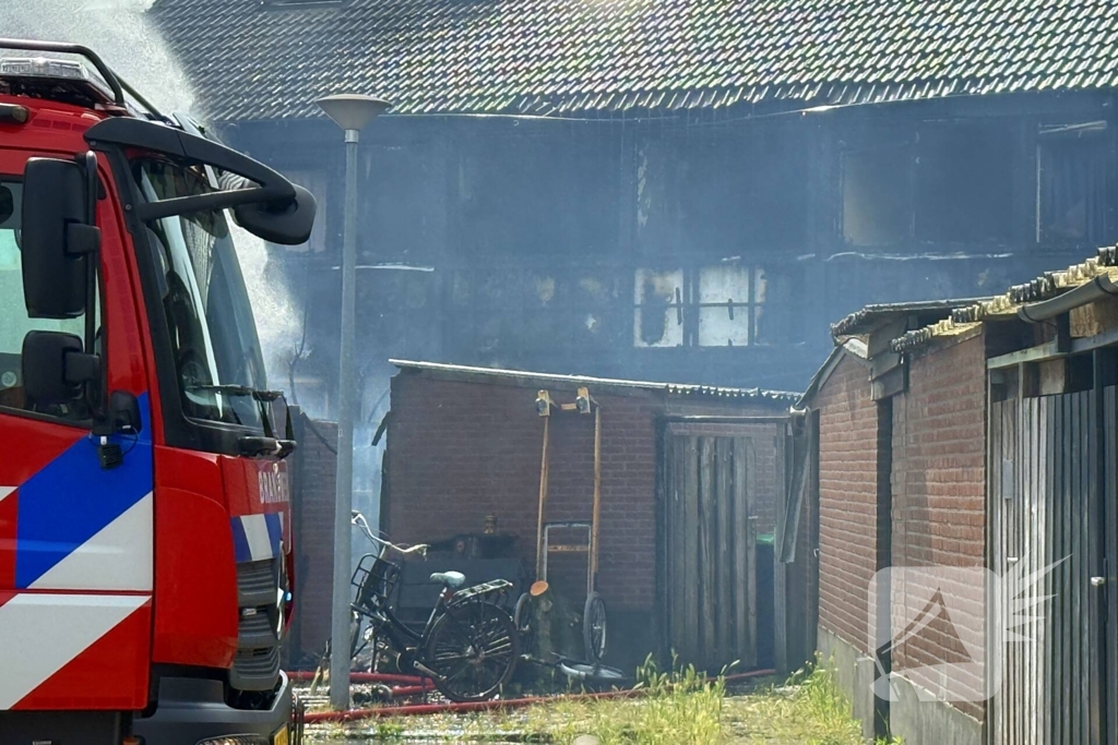 Brand verwoest drie woningen en schuurtjes