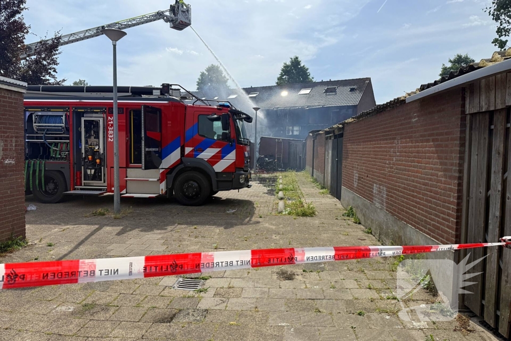 Brand verwoest drie woningen en schuurtjes