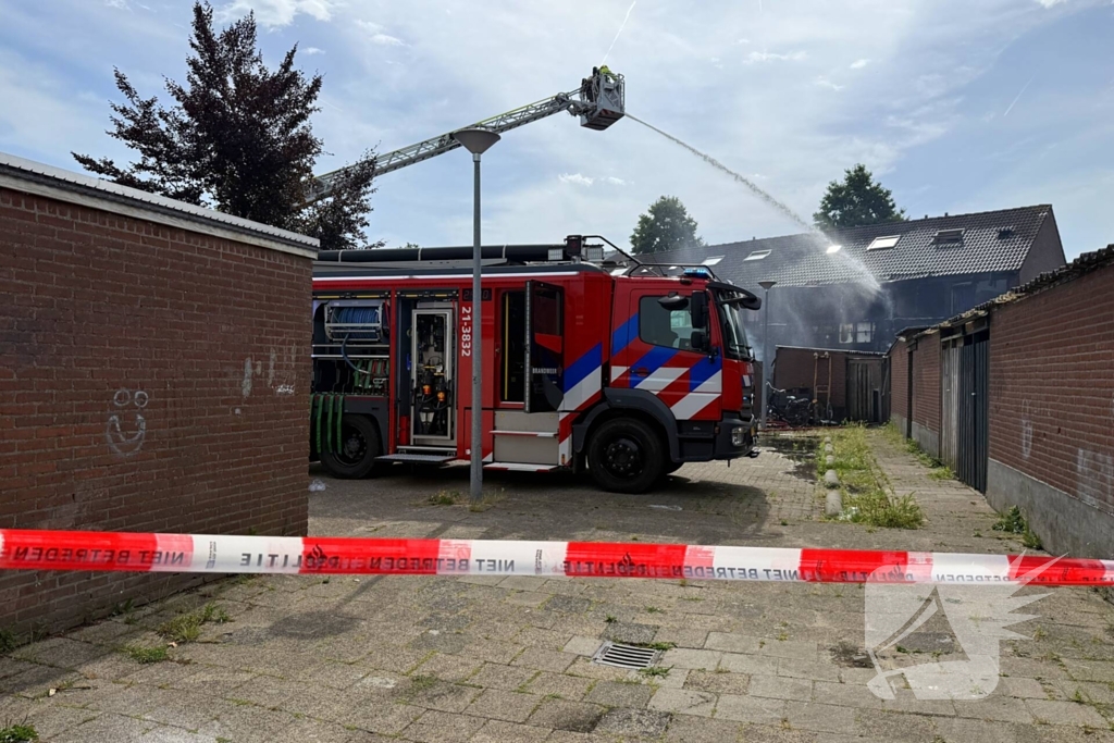 Brand verwoest drie woningen en schuurtjes