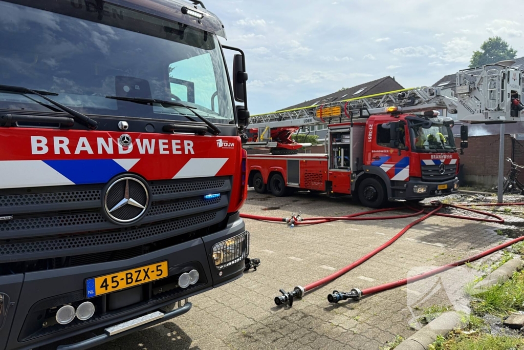 Brand verwoest drie woningen en schuurtjes