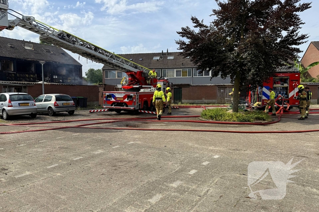 Brand verwoest drie woningen en schuurtjes