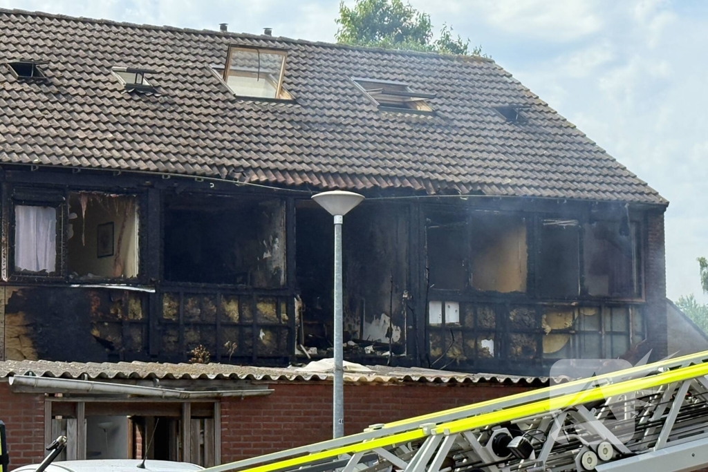 Brand verwoest drie woningen en schuurtjes