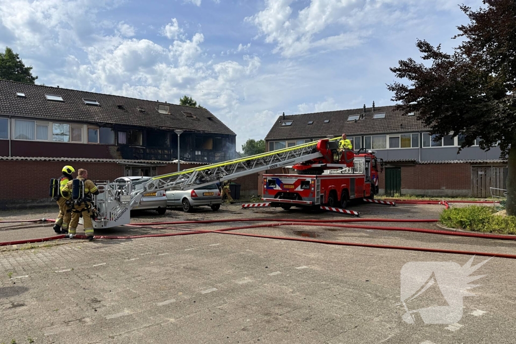 Brand verwoest drie woningen en schuurtjes