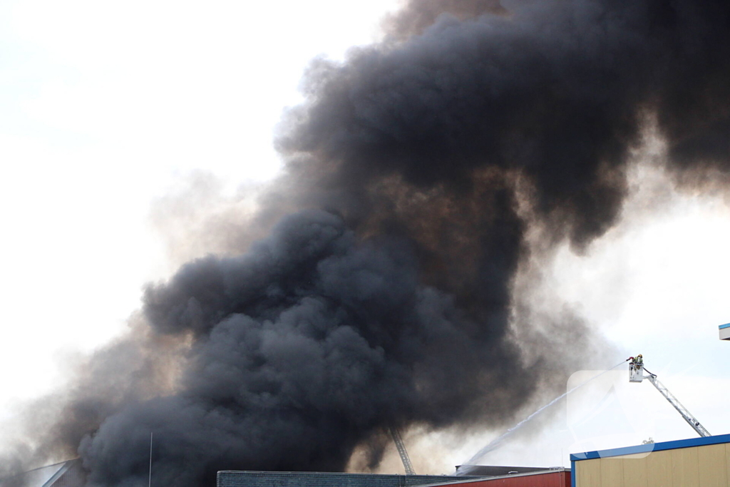 Flinke rookontwikkeling bij industriebrand