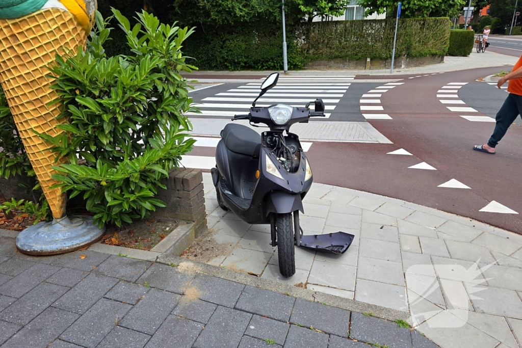Scooterrijdster gewond bij aanrijding met auto