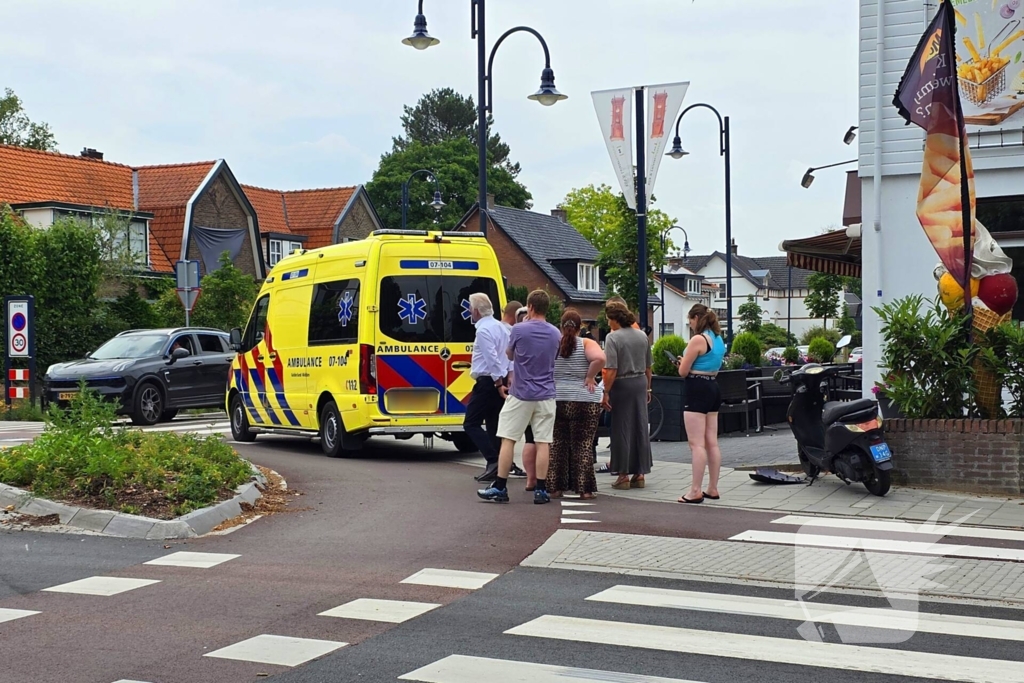 Scooterrijdster gewond bij aanrijding met auto