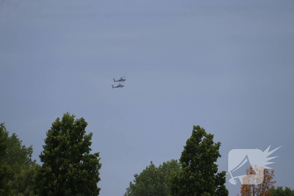 Meerdere helikopter landen op oud vliegveld Valkenburg