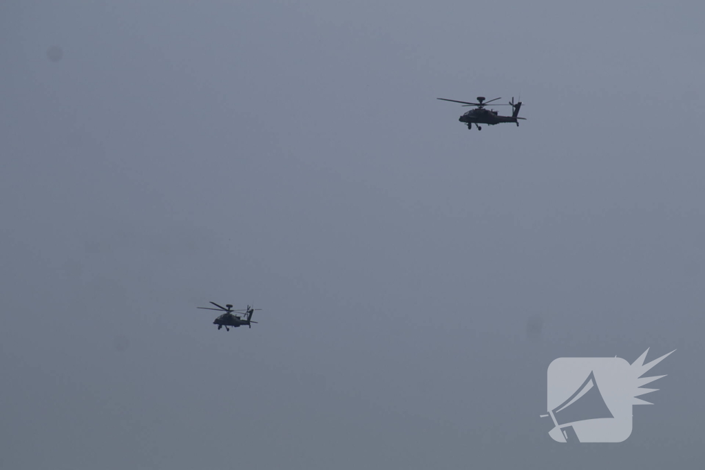 Meerdere helikopter landen op oud vliegveld Valkenburg