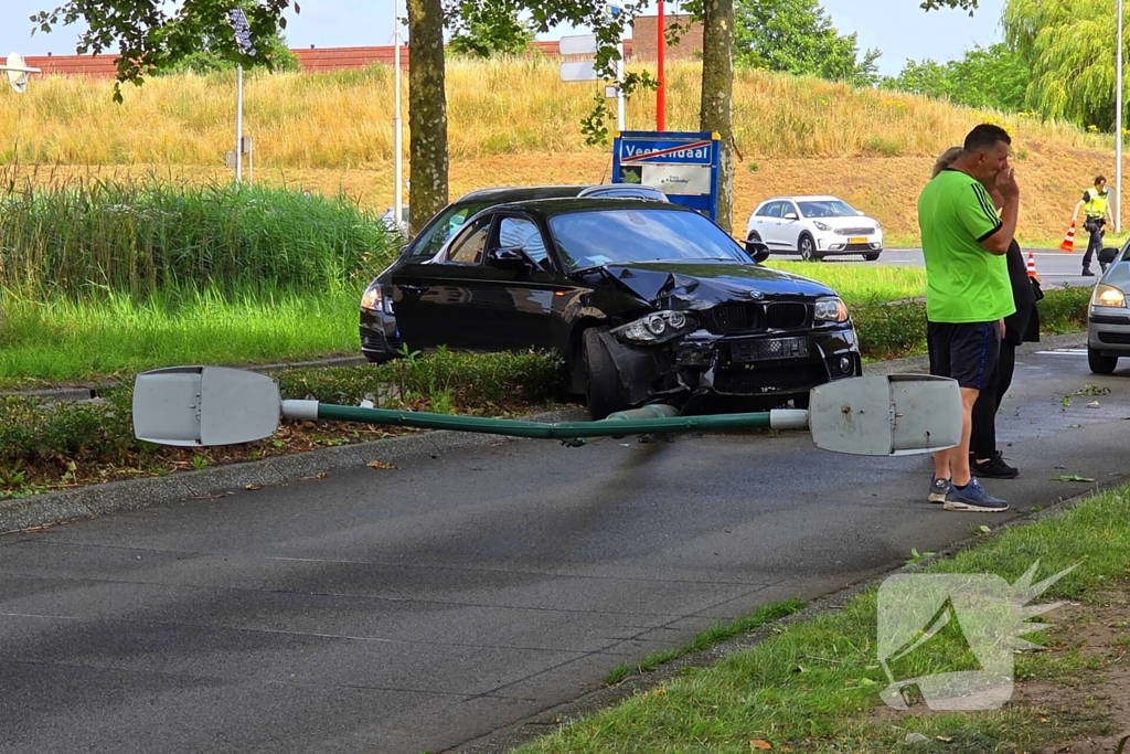 Automobilist botst op lantaarnpaal, bestuurder komt met de schrik vrij