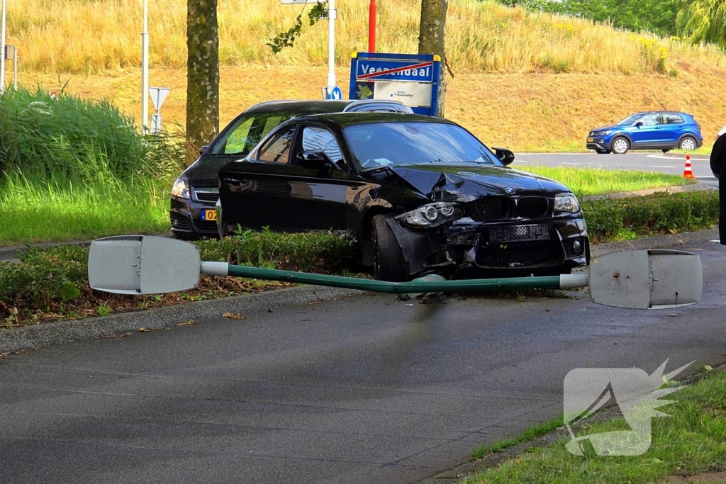 Automobilist botst op lantaarnpaal, bestuurder komt met de schrik vrij