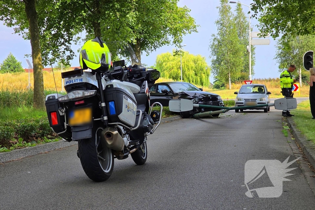 Automobilist botst op lantaarnpaal, bestuurder komt met de schrik vrij