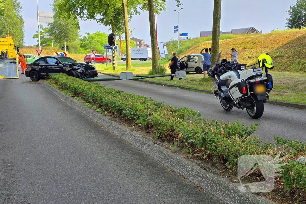 Automobilist botst op lantaarnpaal, bestuurder komt met de schrik vrij