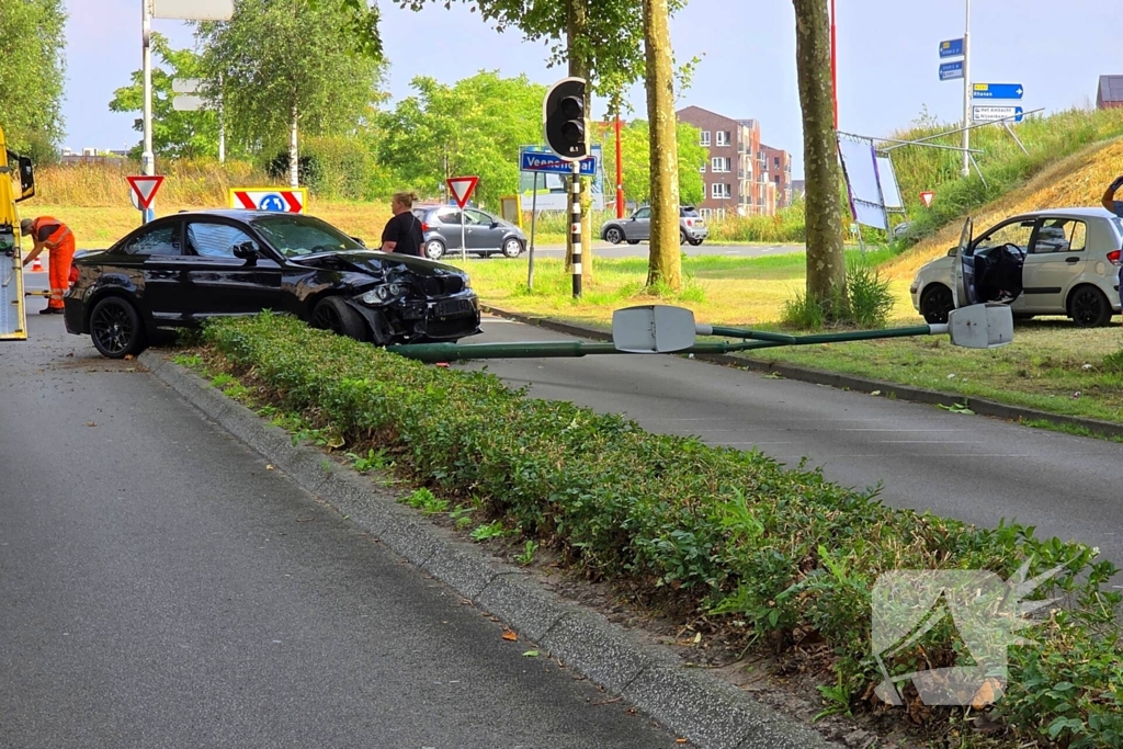 Automobilist botst op lantaarnpaal, bestuurder komt met de schrik vrij