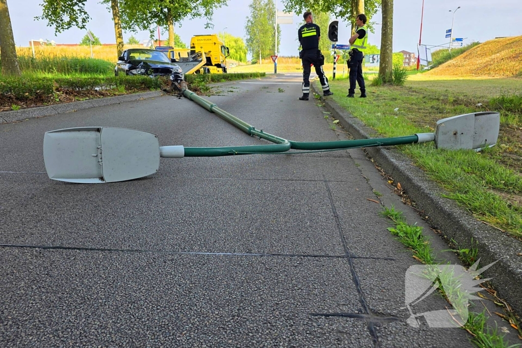 Automobilist botst op lantaarnpaal, bestuurder komt met de schrik vrij