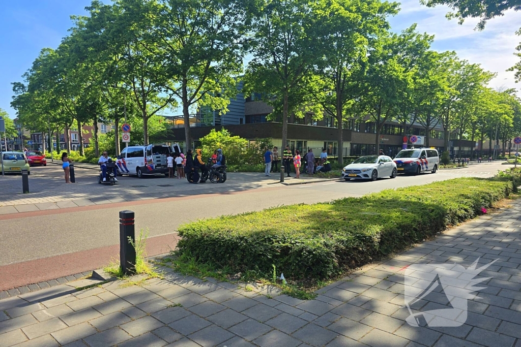 Bestelbus rijdt door na ongeluk