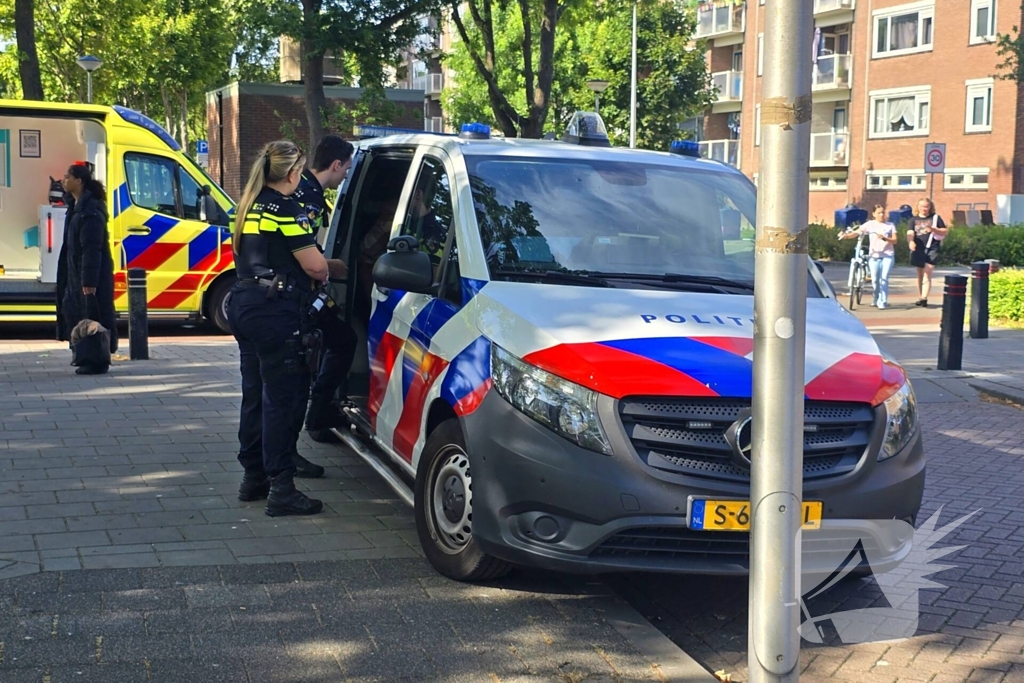 Bestelbus rijdt door na ongeluk