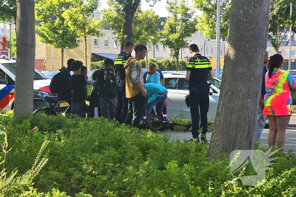 Bestelbus rijdt door na ongeluk