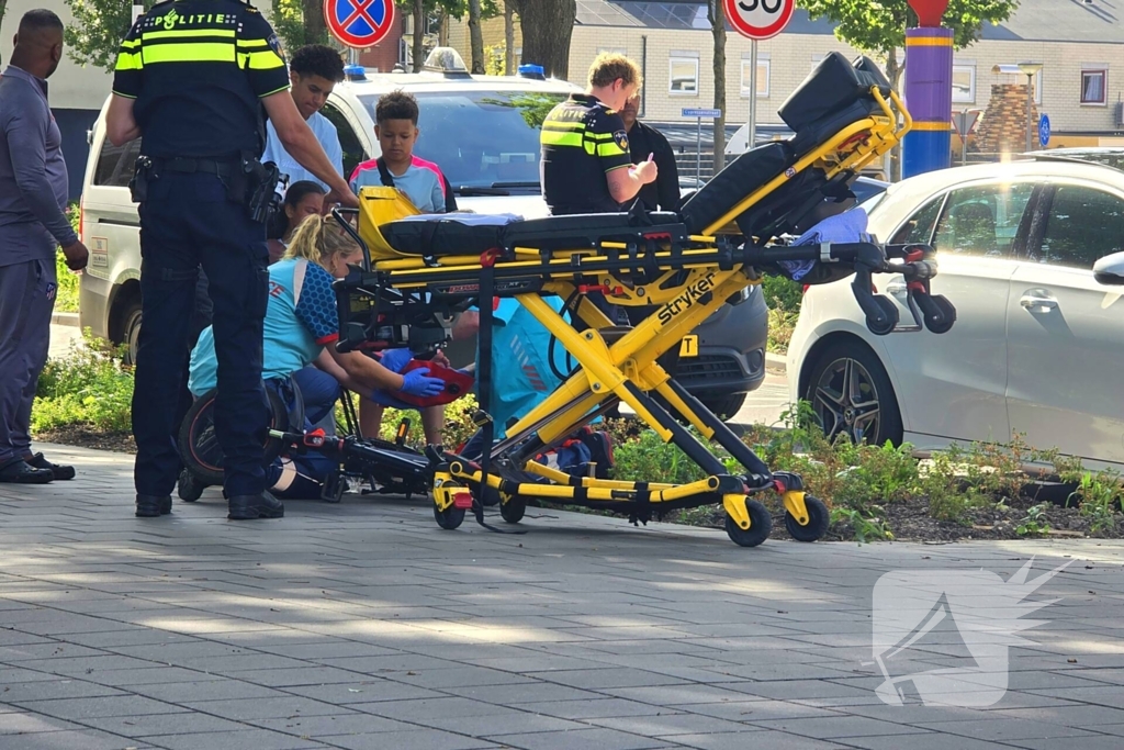 Bestelbus rijdt door na ongeluk