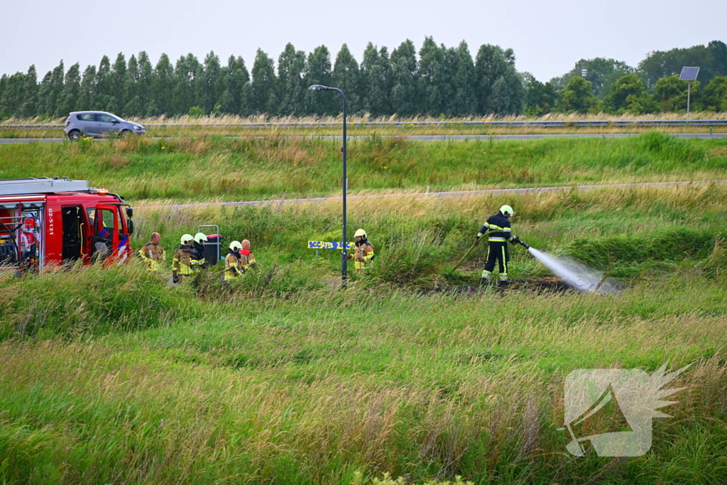 Bermbrand op carpoolplaats snel onder controle