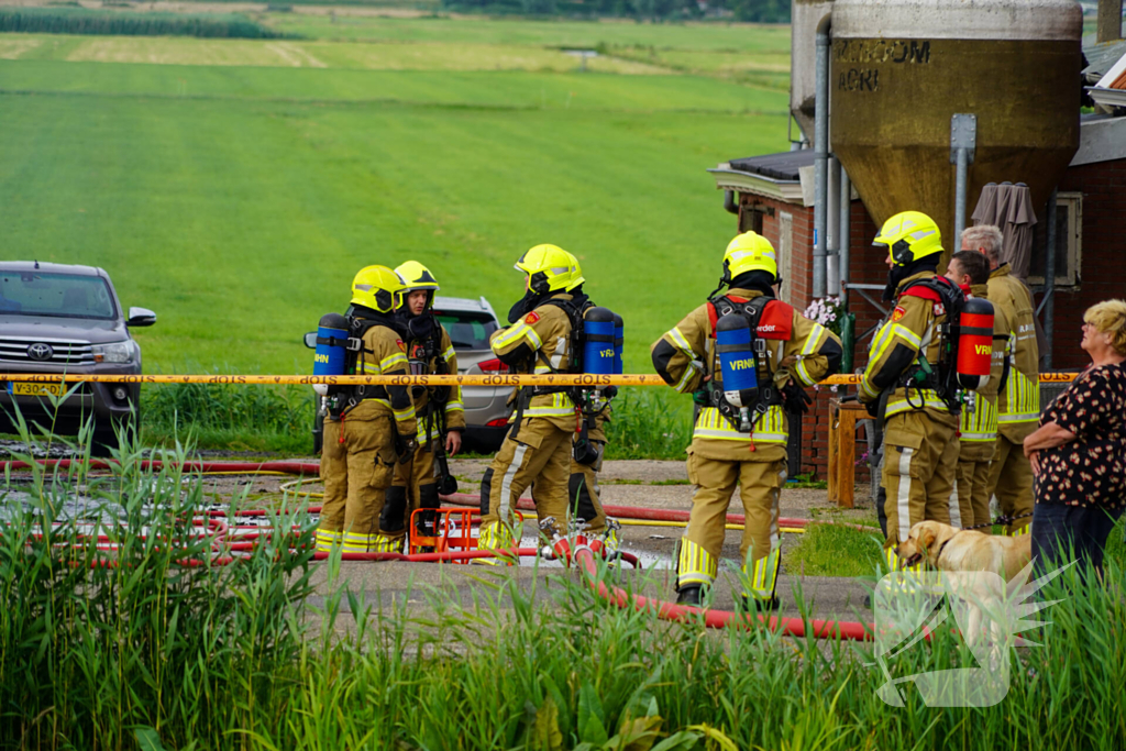 Schuur met lammeren vat vlam