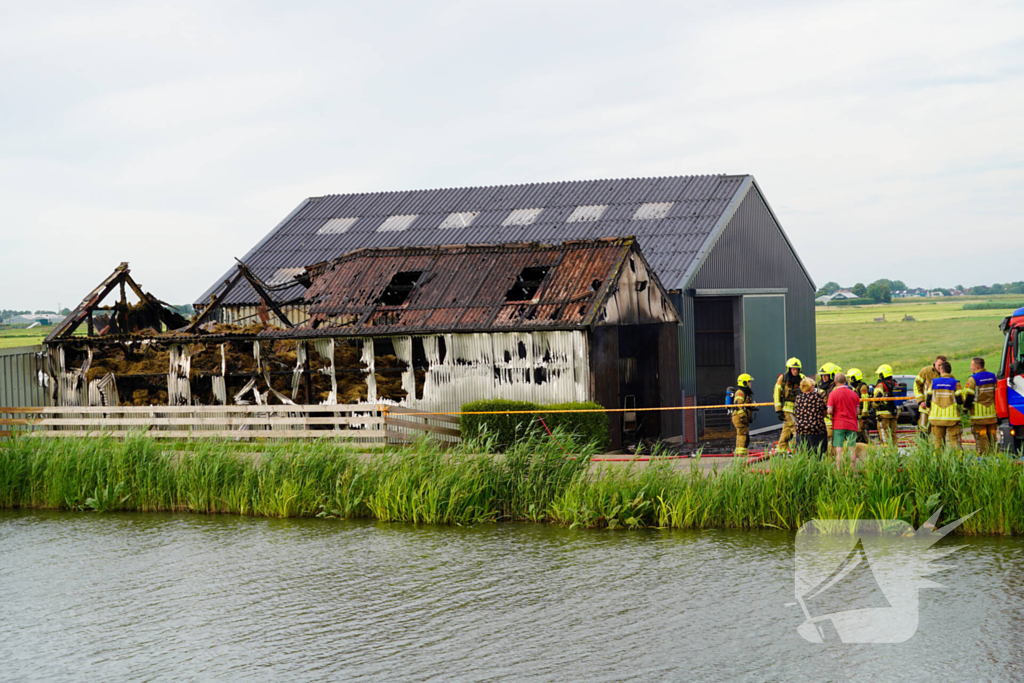 Schuur met lammeren vat vlam