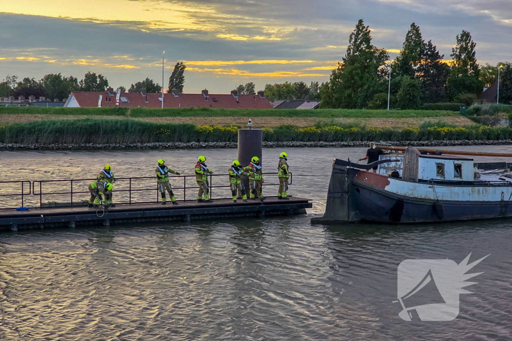 Stuurloze boot op het water, brandweer opgeroepen