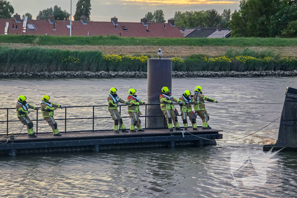 Stuurloze boot op het water, brandweer opgeroepen