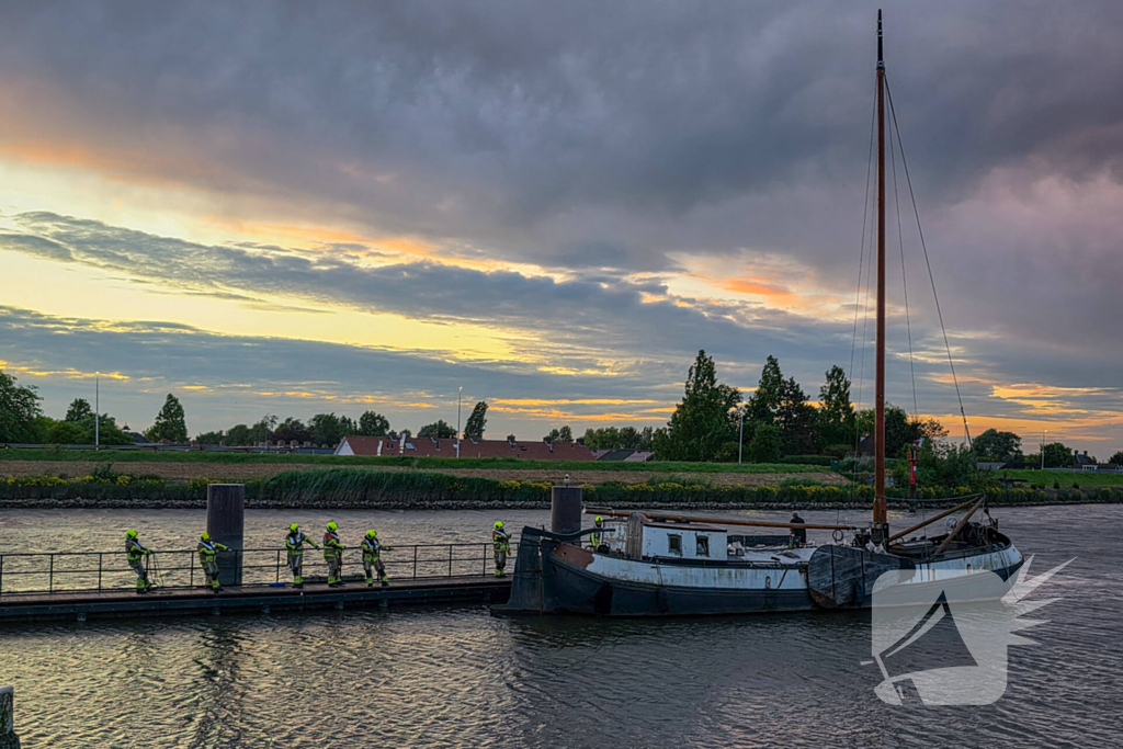 Stuurloze boot op het water, brandweer opgeroepen