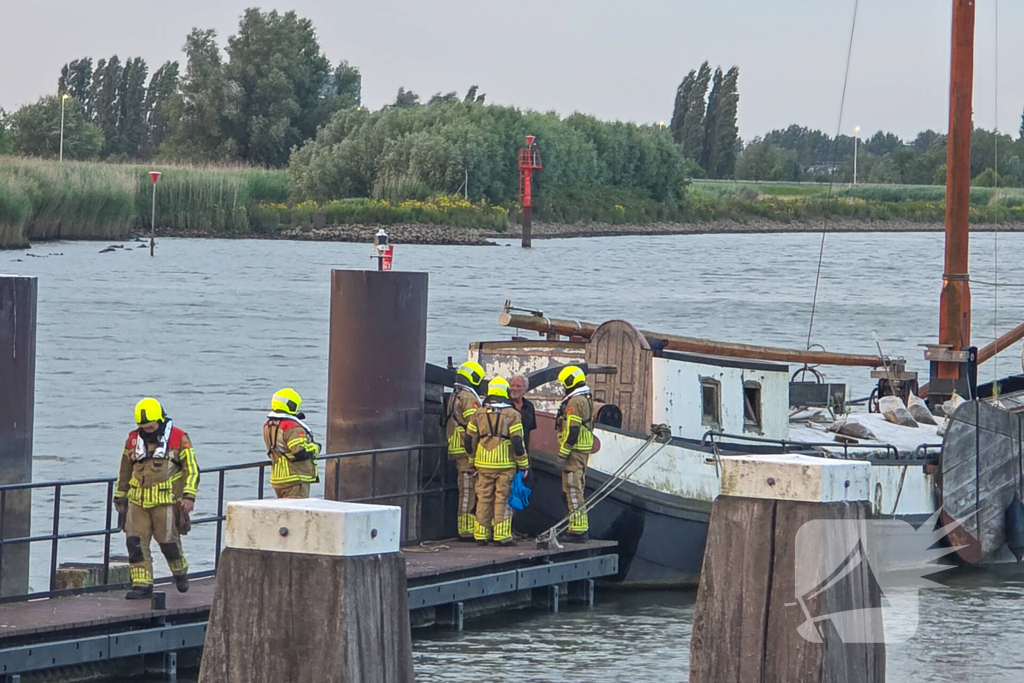 Stuurloze boot op het water, brandweer opgeroepen