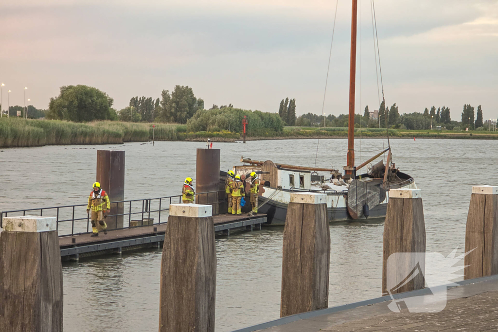 Stuurloze boot op het water, brandweer opgeroepen