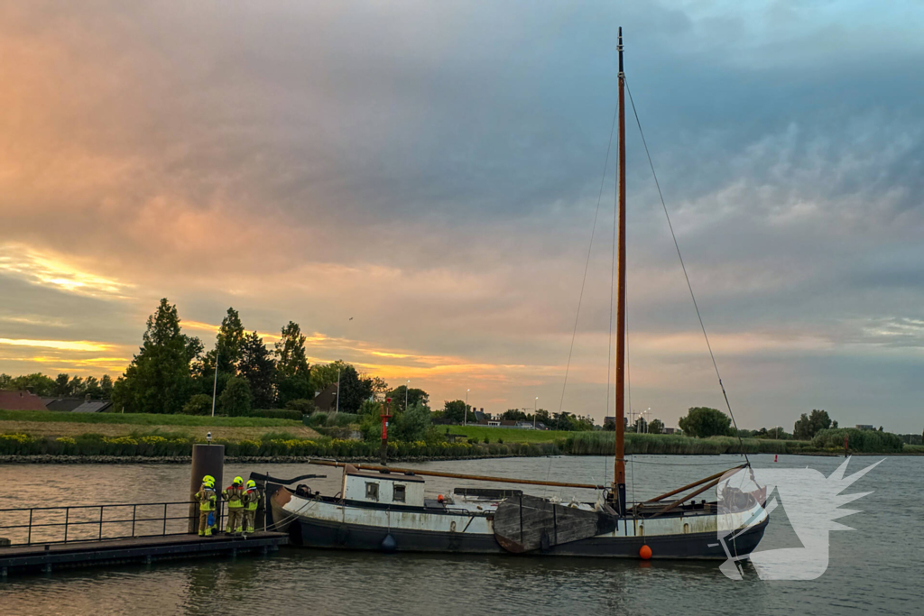 Stuurloze boot op het water, brandweer opgeroepen