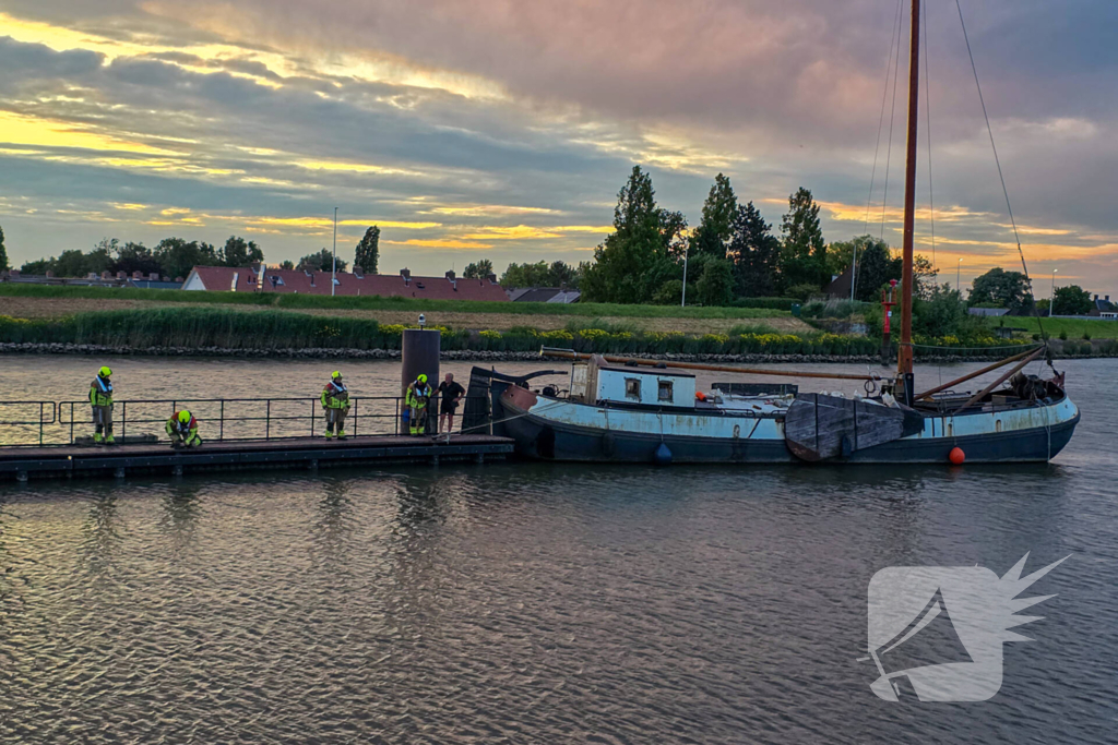 Stuurloze boot op het water, brandweer opgeroepen