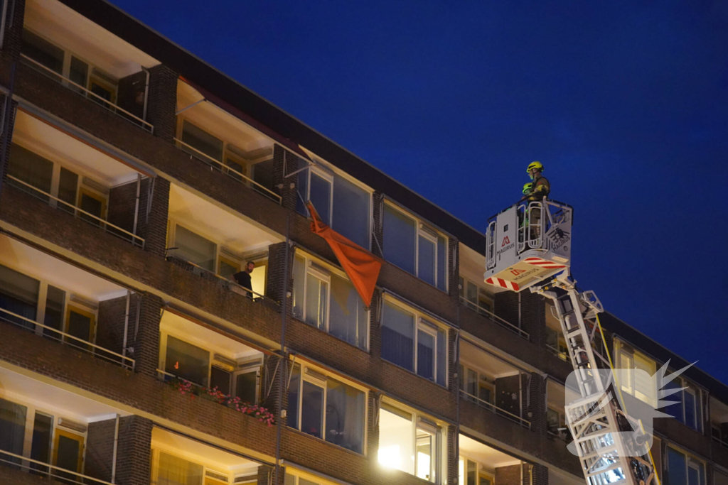 Brandweer verwijdert losgeslagen zonnescherm